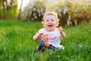 Enfant assis sur une pelouse